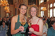 Sabine Ziegler (Fränkische Weinkönigin), Mandy Großgarten (Deutsche Weinkönigin) bei der Best of Gold Verlehung in der Residenz München
